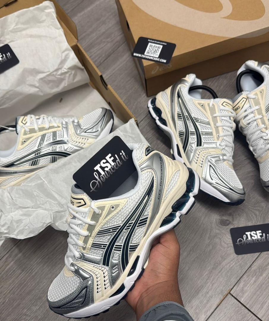 Chaussures ASICS blanches et grises