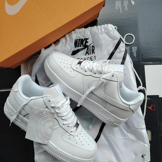 Sneakers blanches à lacets larges