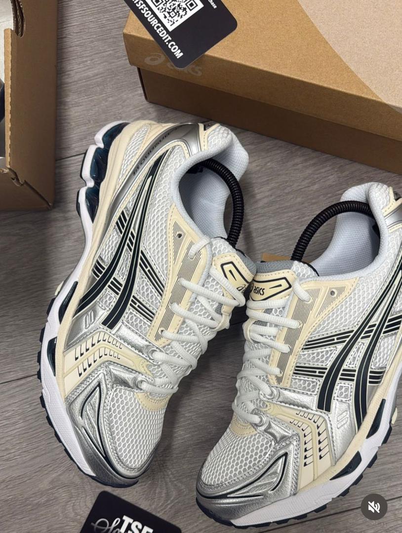 Chaussures ASICS blanches et grises