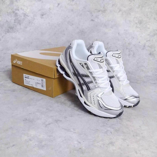 Chaussures ASICS blanches et grises